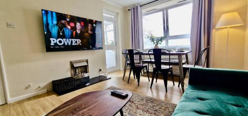 Westbourne Green Apartment | Canal View 3 bed Flat - Little Venice!