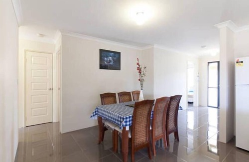 Cannington House | Cannington Home Accommodation House 6 (4 bedrooms and 2 bathrooms).