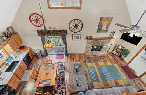 Townsend House | Canopy Cabin | 4 BR/3 BA with Hot Tub
