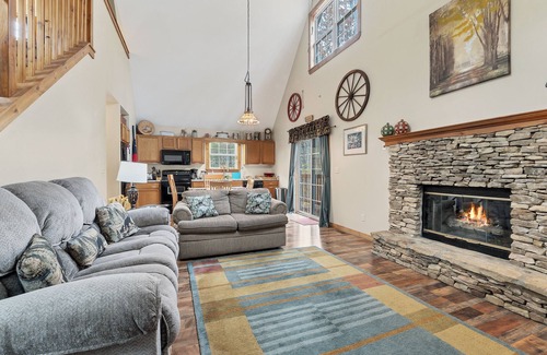 Townsend House | Canopy Cabin | 4 BR/3 BA with Hot Tub