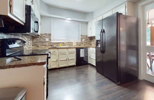 Canton Apartment | Canton 4BR Stay | Sleeps 8 | Family-Friendly