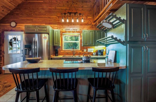 Jasper Cabin | Canyon's Edge Family Cabin- best scenic canyon views, hot tub & fire pit!