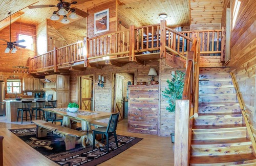 Jasper Cabin | Canyon's Edge Family Cabin- best scenic canyon views, hot tub & fire pit!
