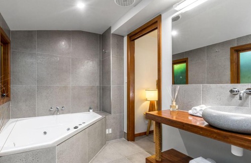 Skinners Shoot House | Cape Byron Suite 6