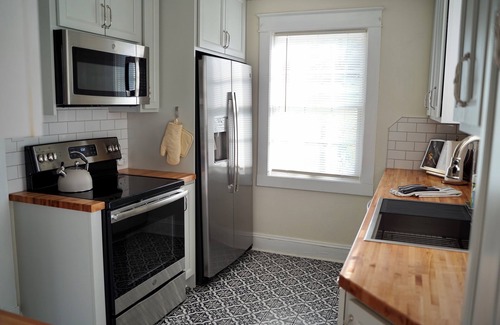 Lynchburg House | Cape Cod Charmer-3 BEDROOMS/4 BEDS/2 BATHS-Close to Liberty U/Downtown/Hiking