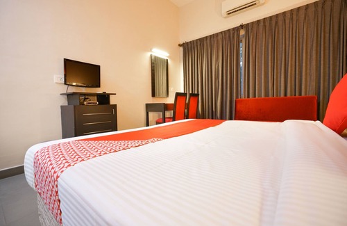 Alwaye Hotel | Capital O 15754 Mookkannoor Tourist Home