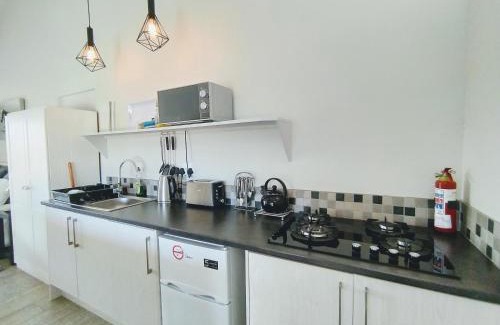 Robberg Beach Apartment | Capricorn Studio One - 150m to Solar Beach, Patio & Braai, Wifi, DSTV & Netflix