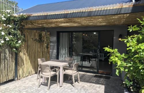 Robberg Beach Apartment | Capricorn Studio One - 150m to Solar Beach, Patio & Braai, Wifi, DSTV & Netflix