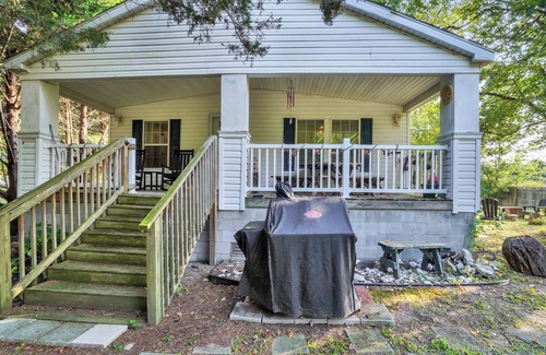 Bowers Beach House | Captain's Cottage- Walking distance to beach, 10 Mins to DE Turf