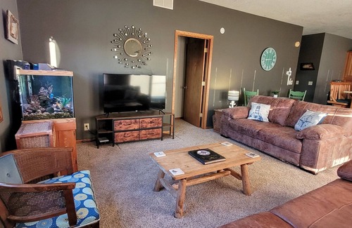 Illinois City House | Captain's Cove is a county getaway with private ponds for all of life's moments!