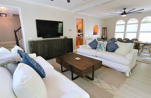 Arundel on the Bay House | Captain's Retreat! Newly Renovated - few steps from the beach!