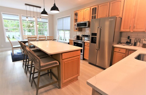 Arundel on the Bay House | Captain's Retreat! Newly Renovated - few steps from the beach!