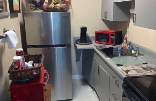 Southside Apartment | Captin' Joe's Tropical Palm Beach Hot Tub Hideaway