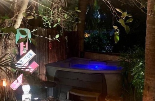 Southside Apartment | Captin' Joe's Tropical Palm Beach Hot Tub Hideaway