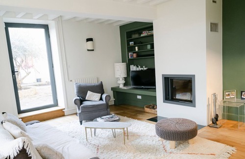 Tassin-la-Demi-Lune Villa | Caractère - Character house with pool and garden