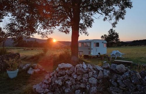 Sauvessanges Other | Caravane Vintage insolite avec jacuzzi au calme