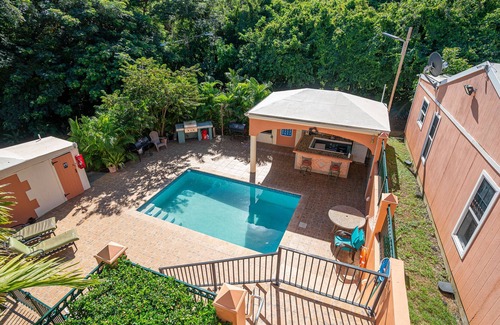 Estate Rust Up Twist House | Caribbean View, Double Queen Beds, plenty of Island Charm