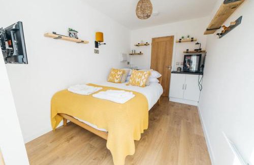 Saint Paul's Apartment | Carmen Eco-Pod/Treehouse, Close to Cabot Circus