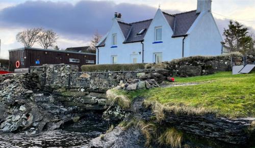 Breakish House | Carnmhor, Isle of Skye - Stunning 242 year old cottage on its own sea shore!