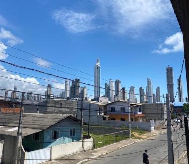 Barra House | Casa a 1 km andando até a praia, barra sul de Balneário Camboriú