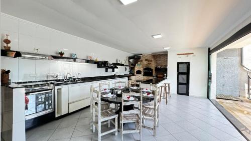 Cidade Nova Peruibe House | Casa a 300 metros Praia, 5 quartos, com área Gourmet , Mirante, Piscina, churrasqueira e ar condionado em 2 quartos