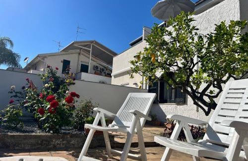Recanati Apartment | Casa accanto alla spiaggia con giardino e quiete