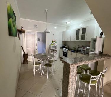 Jardim California House | Casa aconchegante com ar condicionado para família em condomínio