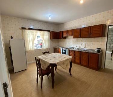 Primeiro de Maio House | Casa ampla com área externa e estacionamento