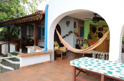 El Palmar House | casa amplia con acceso directo a playa semi privada con arboles y vegetación.