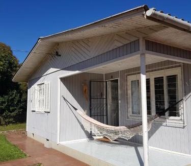 Cambara do Sul House | Casa Aurora, Completa, no Centro, Cercada, 130m quadrados, 11 Pessoas, Wi-Fi, 3 Quartos, Cozinha e Sala Integrados, 2 Banheiros, Varanda, Garagem Coberta 1 carro, Estacionamento Interno 3 Carros, Churrasqueira, Lareira de Alta Performance, Fogão de Ferro