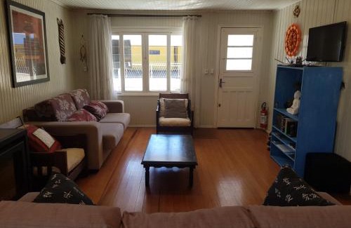 Cambara do Sul House | Casa Aurora, Completa, no Centro, Cercada, 130m quadrados, 11 Pessoas, Wi-Fi, 3 Quartos, Cozinha e Sala Integrados, 2 Banheiros, Varanda, Garagem Coberta 1 carro, Estacionamento Interno 3 Carros, Churrasqueira, Lareira de Alta Performance, Fogão de Ferro