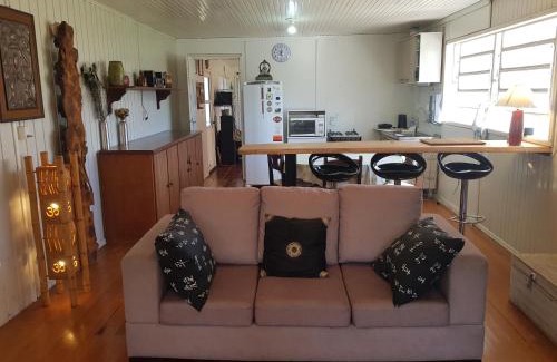 Cambara do Sul House | Casa Aurora, Completa, no Centro, Cercada, 130m quadrados, 11 Pessoas, Wi-Fi, 3 Quartos, Cozinha e Sala Integrados, 2 Banheiros, Varanda, Garagem Coberta 1 carro, Estacionamento Interno 3 Carros, Churrasqueira, Lareira de Alta Performance, Fogão de Ferro