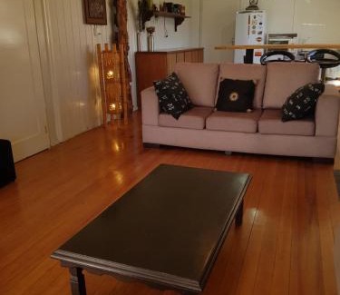 Cambara do Sul House | Casa Aurora, Completa, no Centro, Cercada, 130m quadrados, 11 Pessoas, Wi-Fi, 3 Quartos, Cozinha e Sala Integrados, 2 Banheiros, Varanda, Garagem Coberta 1 carro, Estacionamento Interno 3 Carros, Churrasqueira, Lareira de Alta Performance, Fogão de Ferro