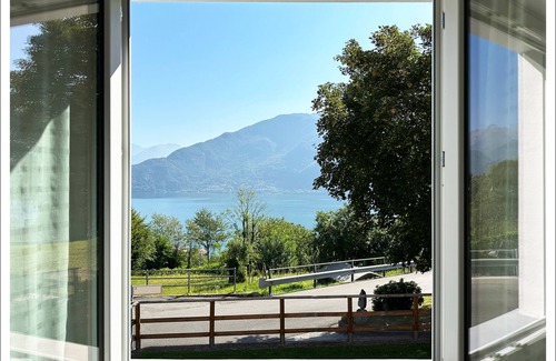 Vignola House | "Casa Azalea" - Lake Como view - garden and private parking - free WiFi