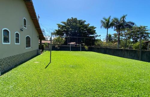 Praia Seca House | Casa bem espaçosa com piscina, campo de futebol e área gourmet a um quarteirão da lagoa de Praia Seca