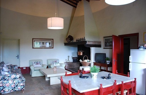 Castelfiorentino House | Casa Cassiodoro A: A characteristic age-old farm house surrounded by vineyards and olive groves, with Free WI-FI.