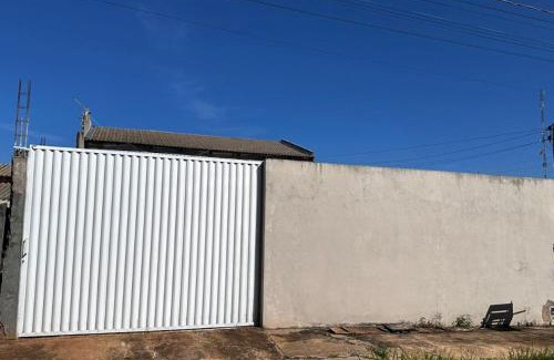 Mineiros House | Casa com dois quartos e piscina em mineiros