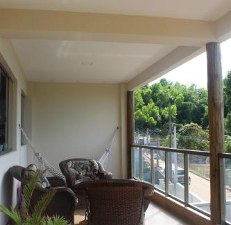 Iriri House | Casa com mezanino, de frente para o mar