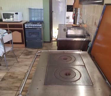 Cambara do Sul House | Casa Completa, 300m da Praça, Wi-Fi, 130m quadrados, 4 Camas de Casal, 4 Quartos, Até 11 Pessoas, Quintal com Vasta Área Verde, Varanda nos Fundos, Garagem Coberta 1 Carro, Estacionamento Interno 2 Carros, Churrasqueira, Fogão a Lenha