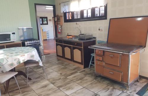 Cambara do Sul House | Casa Completa, 300m da Praça, Wi-Fi, 130m quadrados, 4 Camas de Casal, 4 Quartos, Até 11 Pessoas, Quintal com Vasta Área Verde, Varanda nos Fundos, Garagem Coberta 1 Carro, Estacionamento Interno 2 Carros, Churrasqueira, Fogão a Lenha