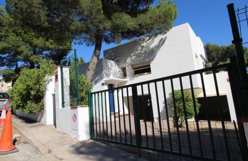 Llanca House | Casa con Jardín a 100m de la Playa de la Farella, Wifi y Garaje Privado - ES-228-175