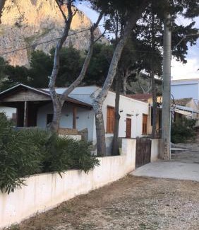 Cornino House | CASA CON VERANDE SUL MARE a 2 MINUTI A PIEDI DALLA SPIAGGIA