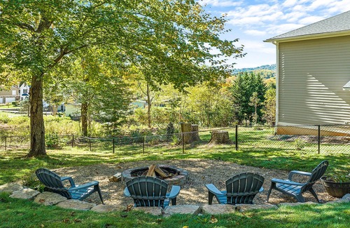 Lake Junaluska House | Casa De La Mijenta - Spacious 5-bedroom Modern Lodge in npeaceful Lake Junaluska