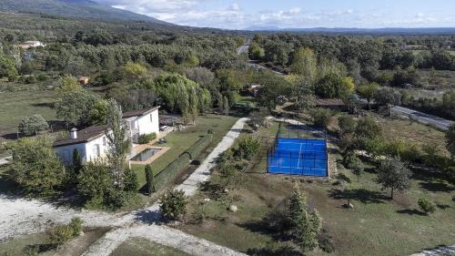 Candeleda Villa | Casa de lujo con piscina, pádel y BBQ