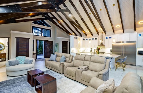 Cocoplum Villa | Casa de Wilson - 5 Bedroom Beachfront Villa