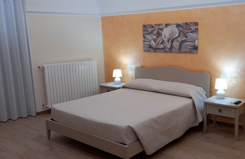 Enna Bed & Breakfast | Casa Del monte Tourist rental (yellow room)