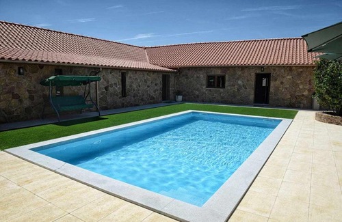 Codecoso House | Casa do Tanque Camélias de Basto