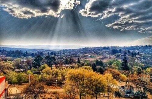 Villa Parque Siquiman House | Casa Hebe - En las sierras de Córdoba - cuenta con tres habitaciones y capacidad para 8 personas, tranquila con increibles vistas