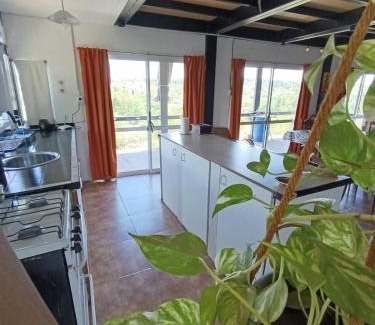 Villa Parque Siquiman House | Casa Hebe - En las sierras de Córdoba - cuenta con tres habitaciones y capacidad para 8 personas, tranquila con increibles vistas