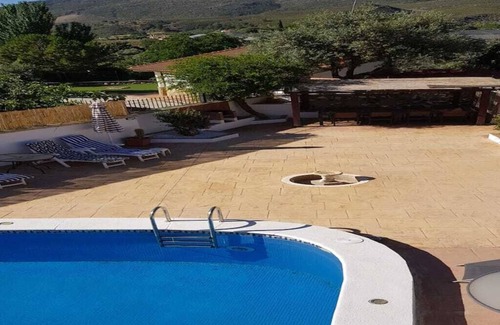 Jatar House | Casa Jatar Sleeps 6 set amidst the Natural Park with WIFI,Private Pool & Garden